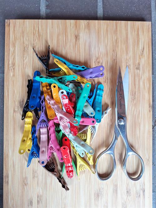 Pakkeløsning med FRI FRAGT. 30 lakerede Omega klemmer i forskellige farver + Master køkkensaks